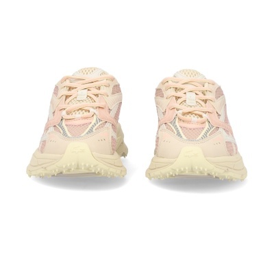 Par de sapatilhas bege e rosa claro em fundo branco