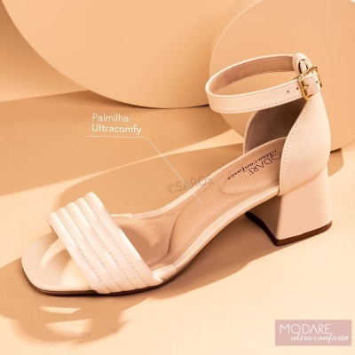 Sandália branca com salto médio, tira frontal acolchoada e fivela no tornozelo