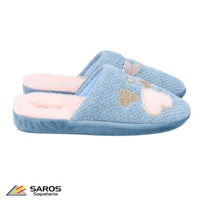 Pantufas azuis com interior rosa e corações bordados