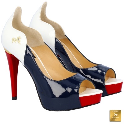 Sapatos femininos salto alto biqueira aberta em branco, azul escuro e vermelho com emblema de cavalo