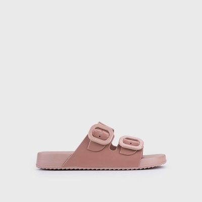 Sandália slide cor cru com duas fivelas grandes em fundo branco