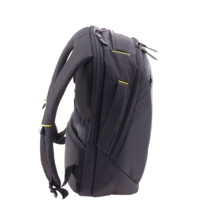 Mochila preta com detalhes amarelos vista de lado