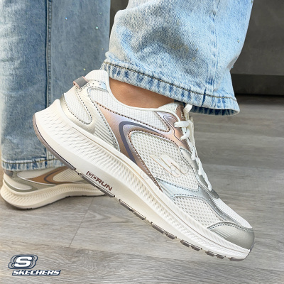 Tênis Skechers GORUN branco e cinza usados com calças de ganga