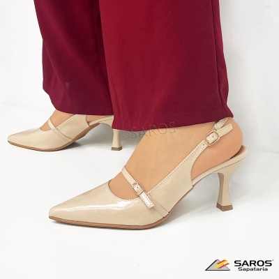 Sapatos de salto médio beige brilhante com tira e fivela ajustável usados com calças bordô