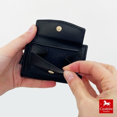 Carteira pequena preta em pele com fecho dourado e interior com vários compartimentos