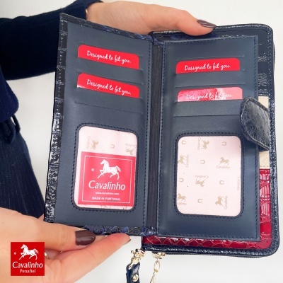 Carteira de cartão preta com textura crocodilo e logotipo Cavalinho