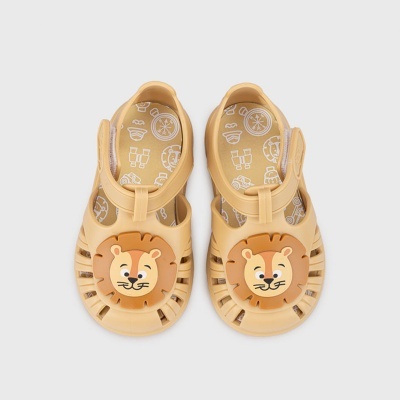 Sandálias amarelas para criança com cabeça de leão na frente