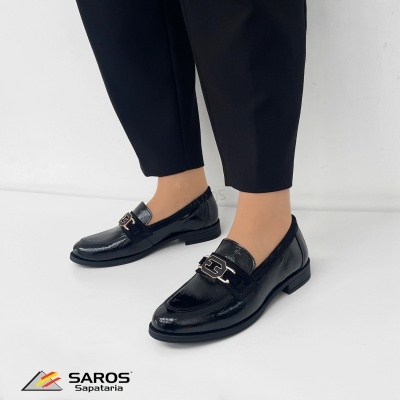 Sapatos mocassins pretos femininos com detalhe metálico