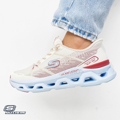 Sapatilha branca e vermelha da Skechers com sola azul clara e padrão trançado