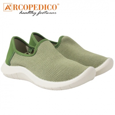 Sapatilhas slip-on verdes com sola branca e malha