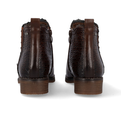 Botins em pele castanha com padrão imitação pele de crocodilo vistos de trás