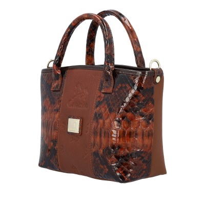 Mala de mão castanha e preta com padrão de pele de cobra e alças curtas