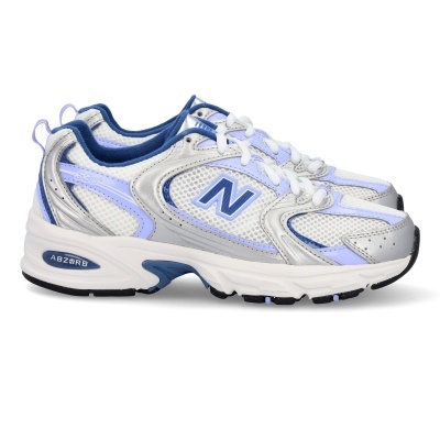 Sapatilhas New Balance 550 em malha branca com detalhes azul, lavanda e cinza prateado