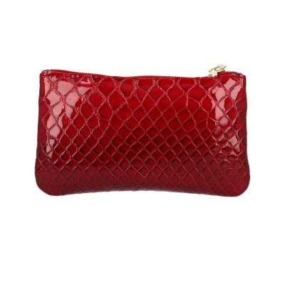 Carteira vermelha com padrão de pele de réptil e fecho dourado