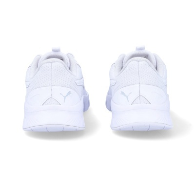 Par de ténis desportivos brancos da Puma vistos por trás