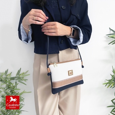 Mala tiracolo Cavalinho Penafiel branca, bege e azul escuro, com fecho dourado