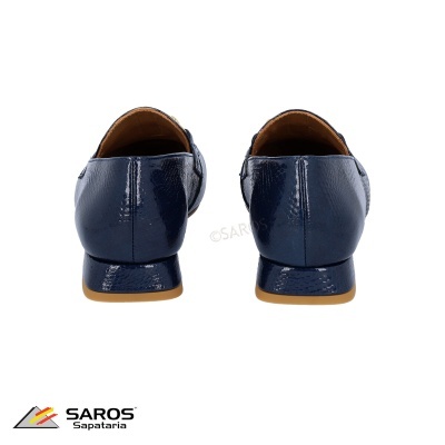 Sapatos baixos femininos em couro verniz azul escuro vistos de trás