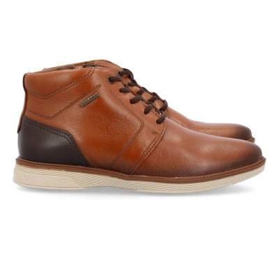 Botas de couro castanho com sola branca e etiqueta PEGADA