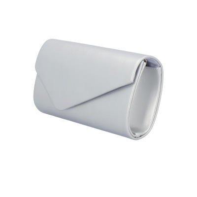 Carteira cinza claro tipo envelope em pele sintética