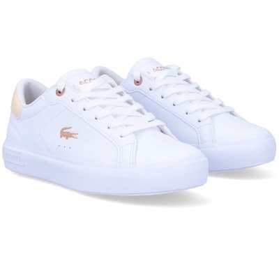 Sapatilhas brancas Lacoste em couro com detalhes bege e logo crocodilo.