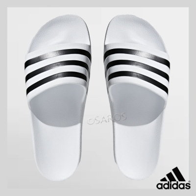Chinelos slides Adidas brancos com três riscas pretas