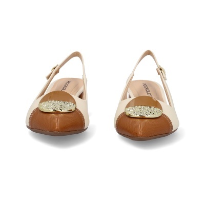 Sapatos slingback bicolores bege e castanho com detalhe dourado