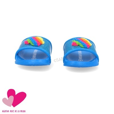 Chinelos de dedo azuis com padrão colorido na faixa superior