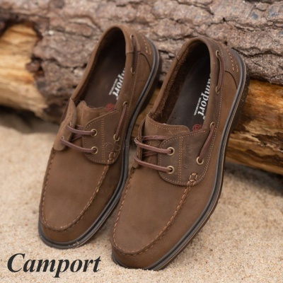 Sapatos masculinos de pele castanha Camport sobre areia junto a um tronco de árvore