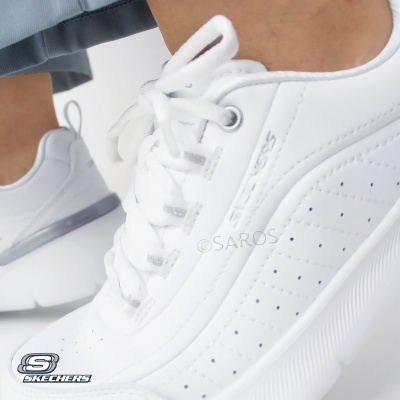 Ténis brancos Skechers com sola branca e detalhes cinza