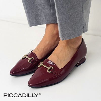 Sapatos rasos bordô em verniz com detalhe dourado