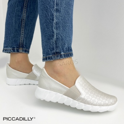Sapatos slip-on prateados com sola branca usados com jeans azuis