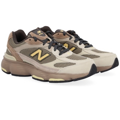 Sapatilhas desportivas New Balance 603 bege, castanho e preto com sola castanha.