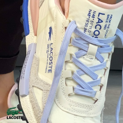Ténis Lacoste creme e azul com atacadores azuis e logótipo Lacoste em azul
