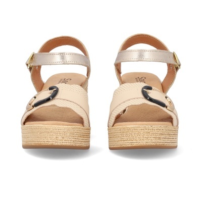 Sandálias de cunha bege com fivela preta e tira dourada