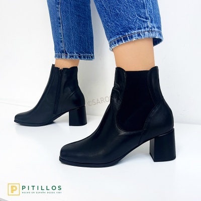 Botins pretos de mulher em couro com tacão quadrado e fecho lateral