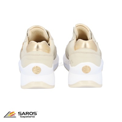 Par de sapatilhas bege com detalhes dourados e sola branca espessa vistas de trás