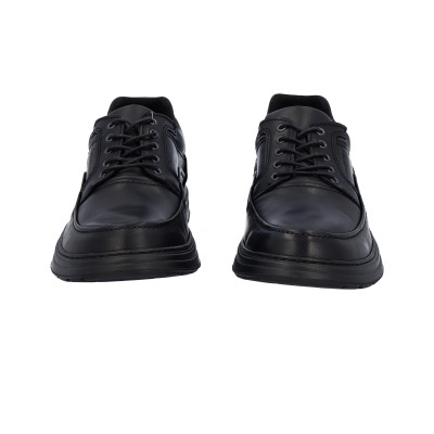 Par de sapatos pretos de couro com atacadores pretos