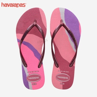 Chinelos Havaianas rosa e roxo com tiras castanho-escuro e logo na palmilha