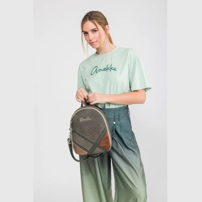 Mochila Anekke com padrões geométricos em tons castanho, cinza e bege