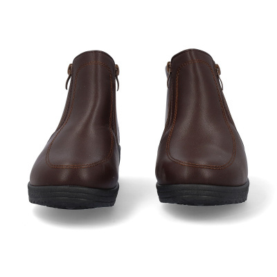 Botas castanho escuro em pele com sola preta em fundo branco
