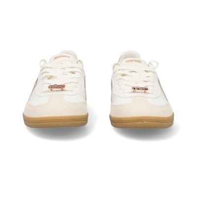 Sapatilhas creme e bege com sola castanha vistas de frente