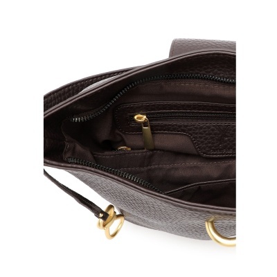 Bolsa castanha escura de pele granulada vista por dentro com fecho e etiqueta