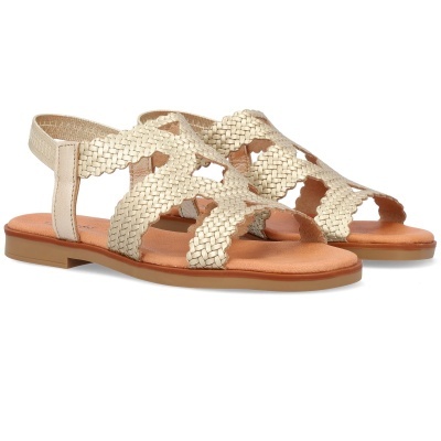 Sandálias rasas femininas bege com tiras trançadas e sola castanha