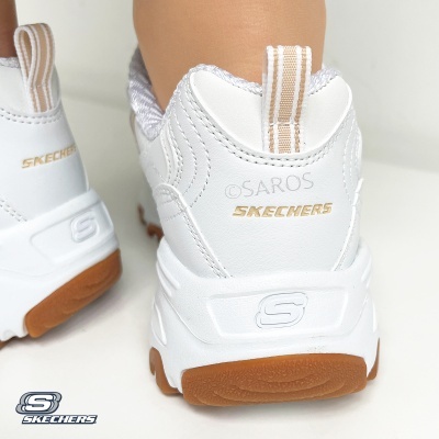 Ténis brancos Skechers vistos de trás com sola castanha e detalhes bege
