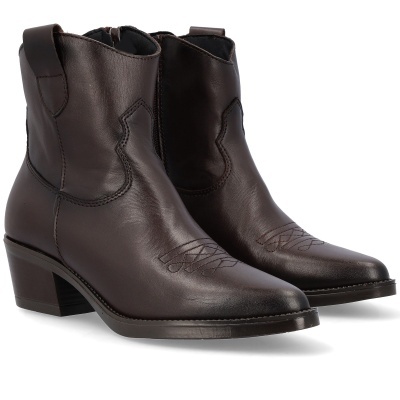 Botins de pele castanha escura com salto médio e costura decorativa