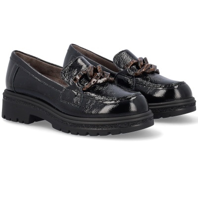 Mocassins pretos em verniz com corrente imitação tartaruga