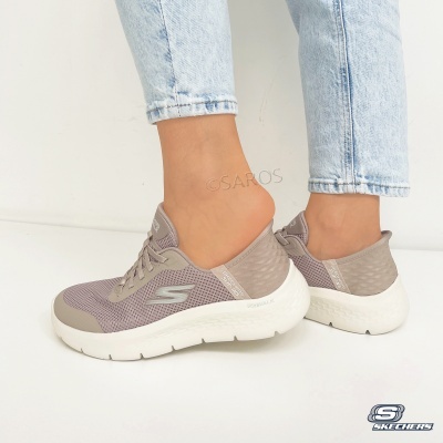 Ténis cinzentos e bege Skechers com sola branca usados com jeans
