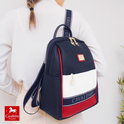 Mochila azul, branca e vermelha com detalhes dourados e alças com texto CAVALINHO