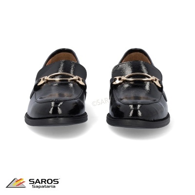 Sapatos mocassins pretos brilhantes com detalhe metálico dourado