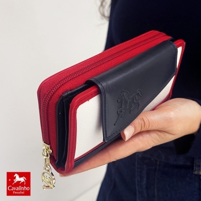 Carteira feminina Cavalinho vermelha, preta e branca em pele sintética com fecho e logo